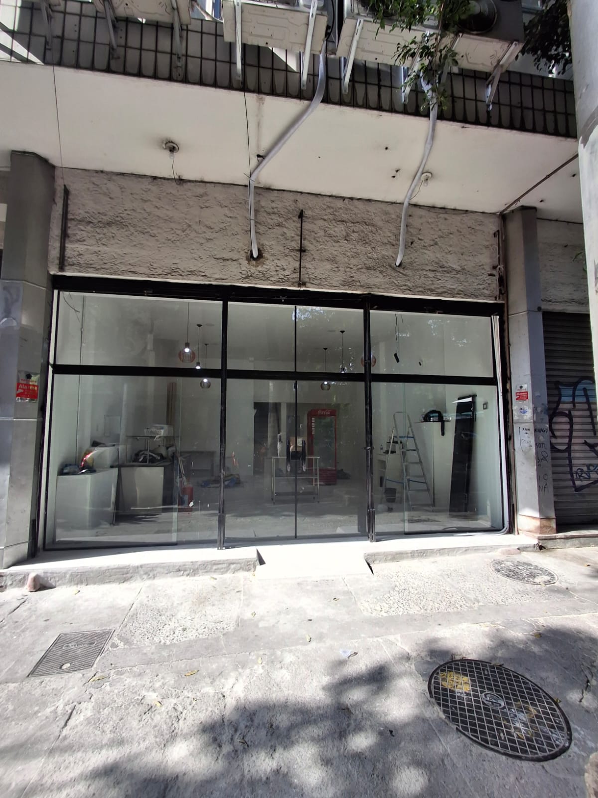 Fachada de loja em vidro temperado